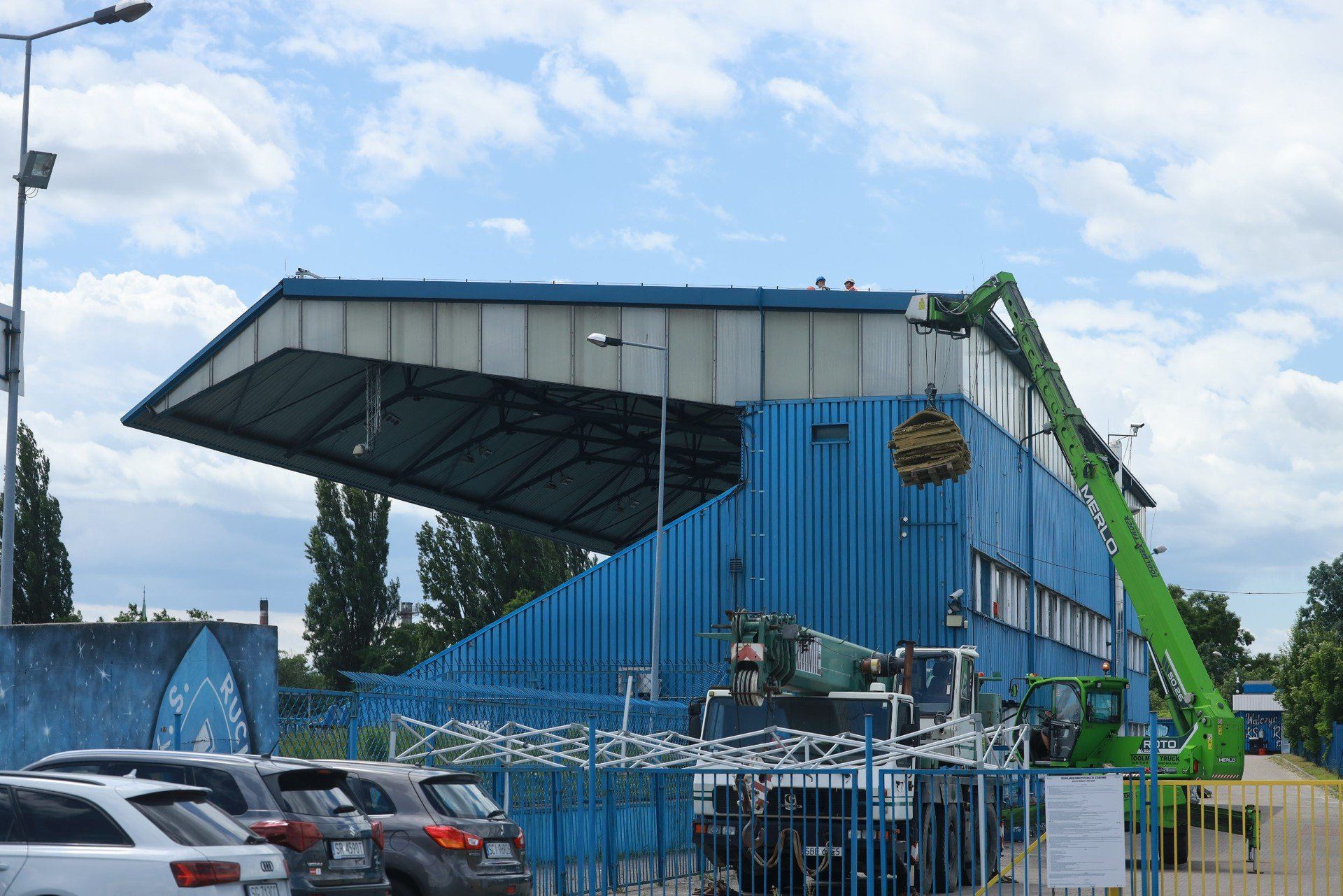 25.06.2025 r. Prace przy rozbiórce dachu Trybuny Głównej stadionu Ruchu Chorzów. Na klubowym parkingu pojawił się ciężki sprzęt.