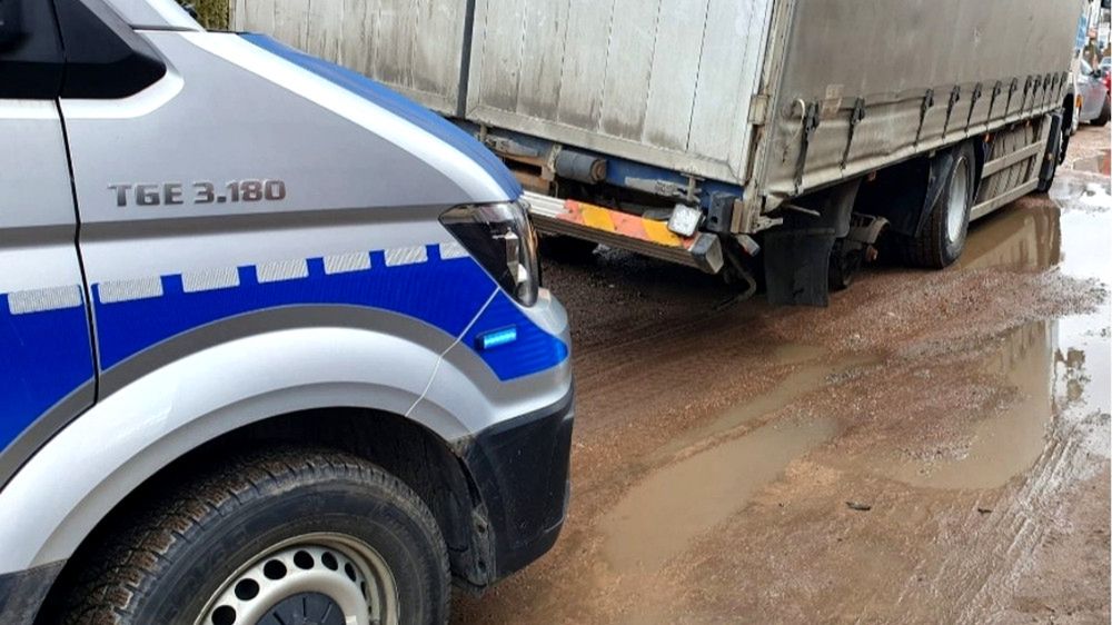 Kierowca ciężarowego volvo jechał tak kilka kilometrów