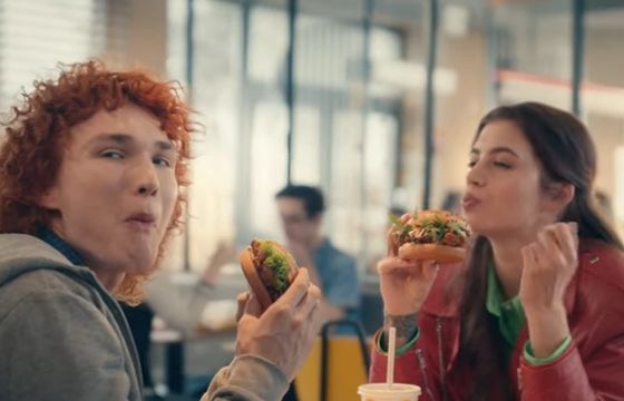 Randka z celebrytką reklamuje Supreme Chicken w McDonald’s