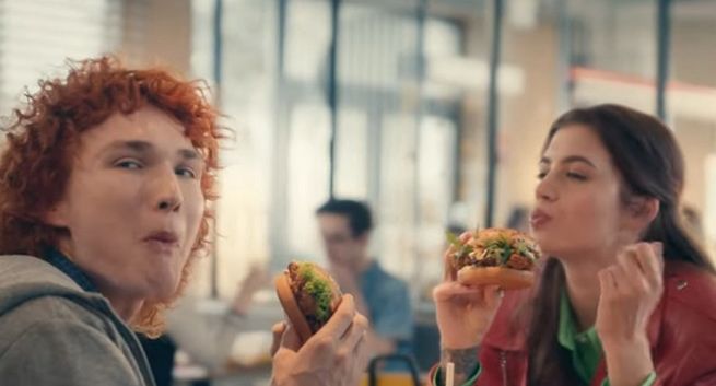 Randka z celebrytką reklamuje Supreme Chicken w McDonald’s