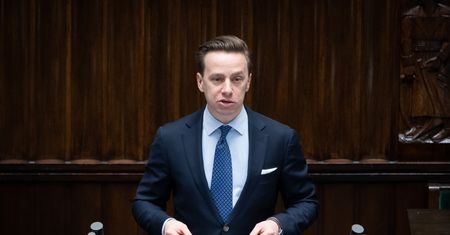 Wicemarszałek Sejmu z córeczką na rękach. Widują się nawet w pracy