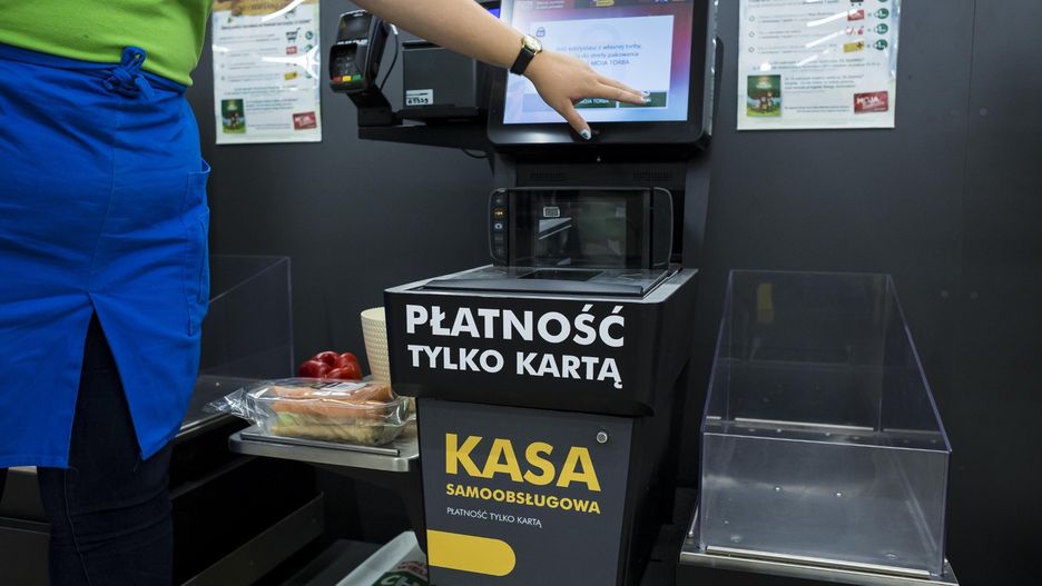 - Dlaczego to ciągle piszczy? Dobrze zeskanowałam! Zaraz szlag mnie trafi! - usłyszałam przechodząc obok kas samoobsługowych.