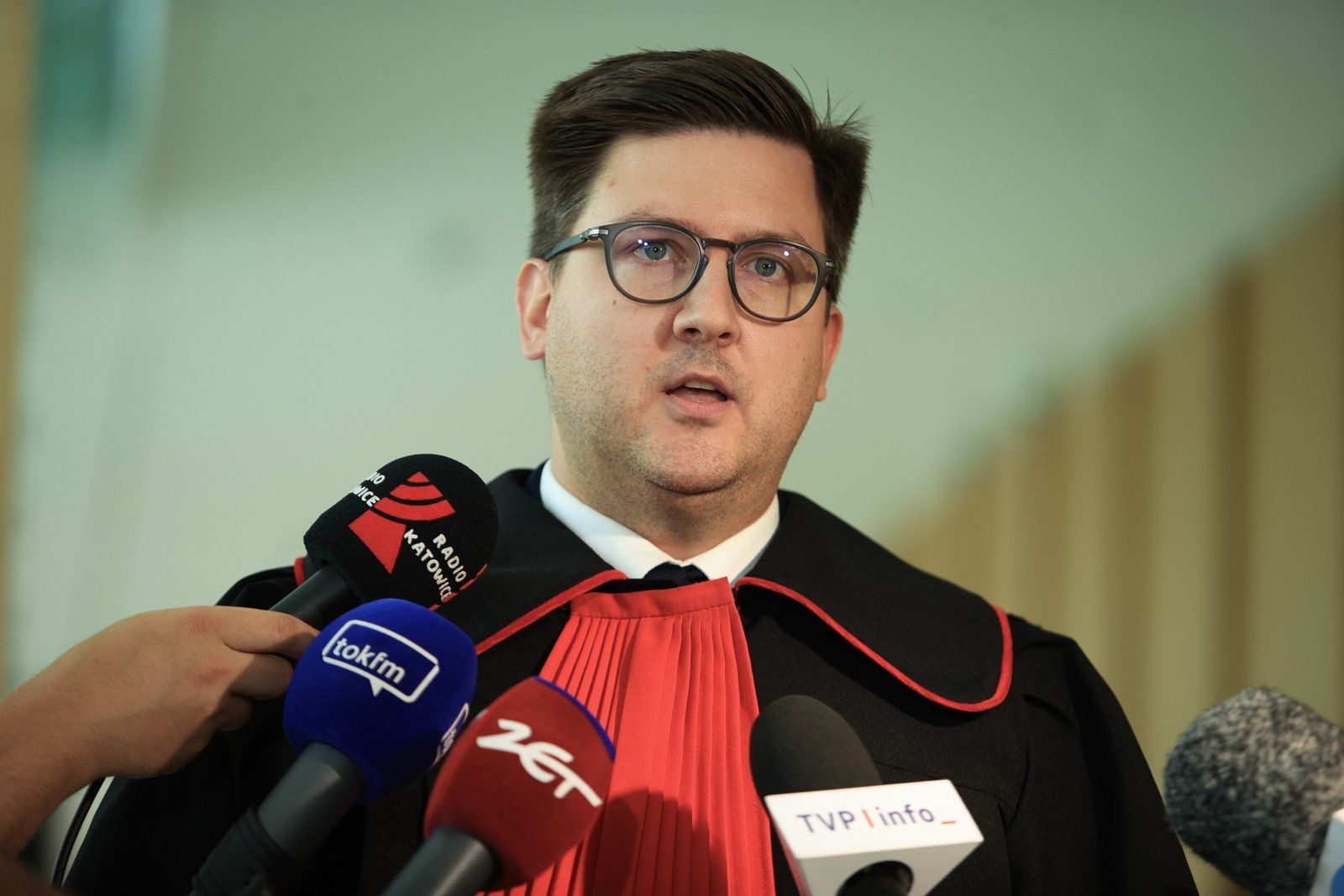 Sosnowiec, 16.09.2025. Prokurator Wojciech Kania podczas wypowiedzi dla mediów na korytarzu S¹du Rejonowego w Sosnowcu, 16 bm. Ks. Krystian K. z diecezji sosnowieckiej, w którego mieszkaniu w marcu 2024 r. zmar³ m³ody mê¿czyzna, nie stawi³ siê 16 bm. w S¹dzie Rejonowym w Sosnowcu na rozpoczêcie procesu w tej sprawie. Postêpowanie toczy siê z wy³¹czeniem jawnoœci. (mr) PAP/Jarek Praszkiewicz ***Do tego materia³u zdjêciowego dostêpna jest równie¿ depesza w systemie CSI, pt.: Œl¹skie/ Ksi¹dz oskar¿ony w sprawie œmierci m³odego mê¿czyzny nie stawi³ siê na rozpoczêcie procesu***
 ***UWAGA!!! ZAKAZ PUBLIKACJI DANYCH OSOBOWYCH OSKAR¯ONEGO!!!***