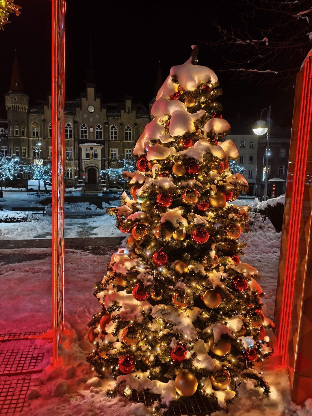 Centrum Wałbrzycha w śniegu i z nowymi ozdobami świątecznymi 2025/2026