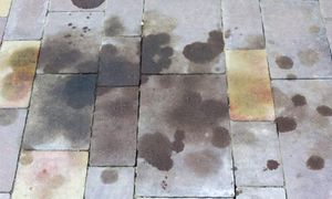 Kostka brukowa tonie w brudzie? Ten napój zdziała cuda