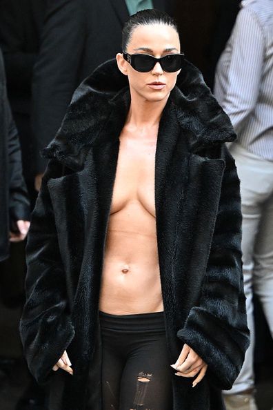 Katy Perry w Paryżu. Odsłoniła brzuch pokazując się bez stanika.