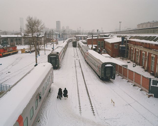 Tom Ifrah postanowił wykonać cykl zdjęć „Moscow Metro" obrazujący realia codziennego życia w tym eklektycznym miejscu, gdzie zabytkowa sceneria miesza się z nowoczesnością i teraźniejszością.