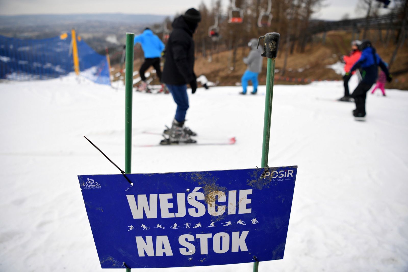 Przemyśl. Pomimo obostrzeń otwarto stok