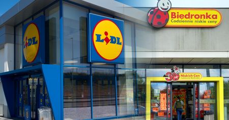 Biedronka, Lidl, Aldi i Dino obniżają ceny. Taniej masło, mleko i kawa