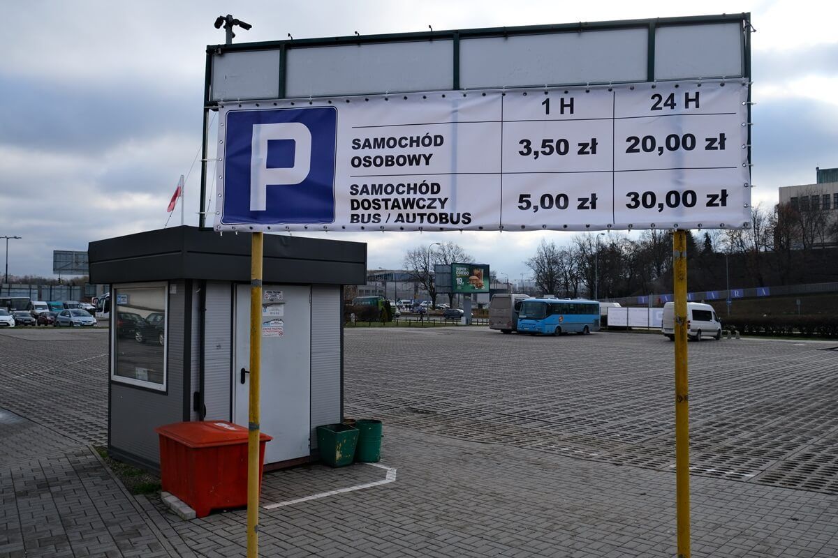 Stąd odjeżdżały busy do innych miast, teraz można zaparkować samochód. Płatny parking koło starego PKS-u już działa