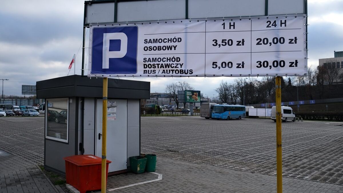 Płatny parking w miejscu dawnego placu odjazdu busów przy al. Tysiąclecia / ul. Cerkiewna