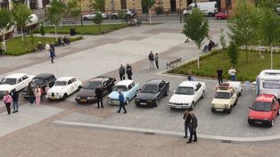 Jarosław: Motoryzacyjne perełki na Rynku. Auta przyciągają uwagę