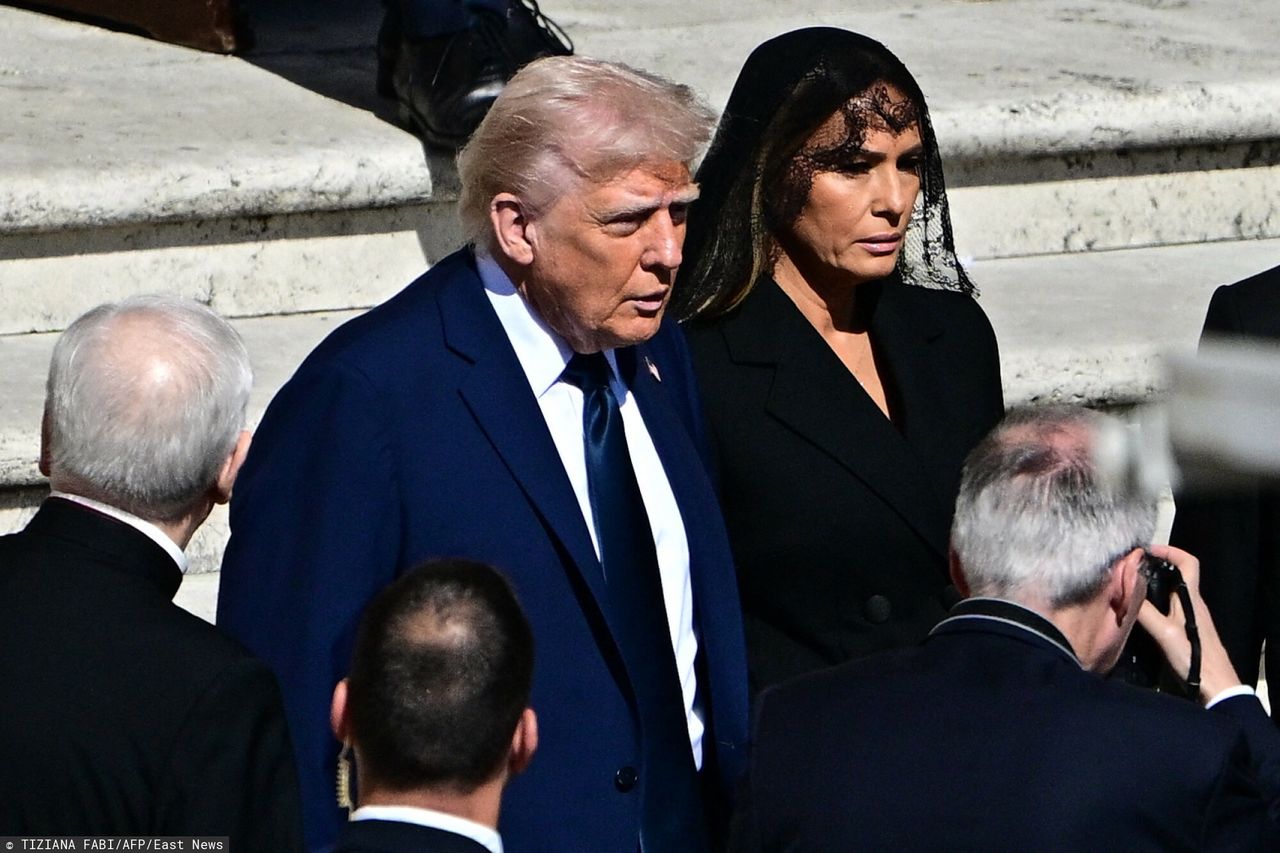 Tuż przed pogrzebem Trump dostał zgodę. Razem z żoną podszedł do trumny papieża