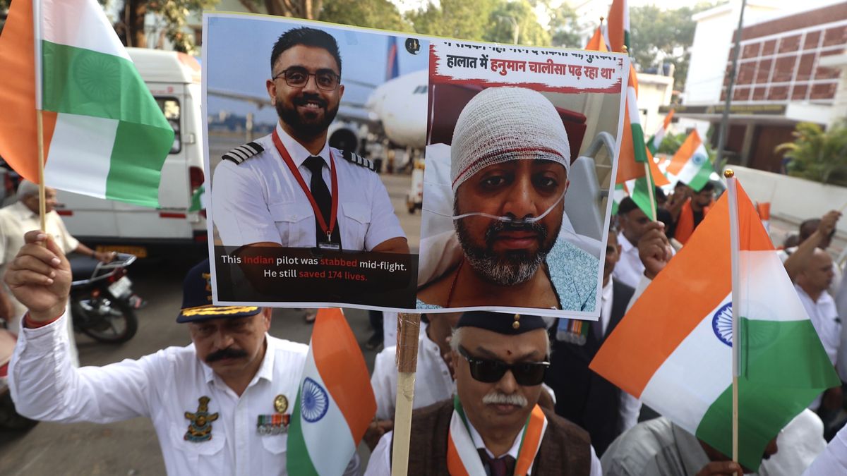 Participants hold photos depicting Indian pilot Smit Machchhar, who was attacked by another pilot onboard the Flydubai flight bound for Tel Aviv, during a 'Yuva Brigade Tiranga Yatra' or Tri-Colour National Flag walkathon in Bangalore, India, 04 October 2026. The patriotic public march brought together students, community members and spiritual figures?including Hindu priests?carrying the Indian national tricolour to promote national unity and civic pride. EPA/JAGADEESH NV Dostawca: PAP/EPA.
