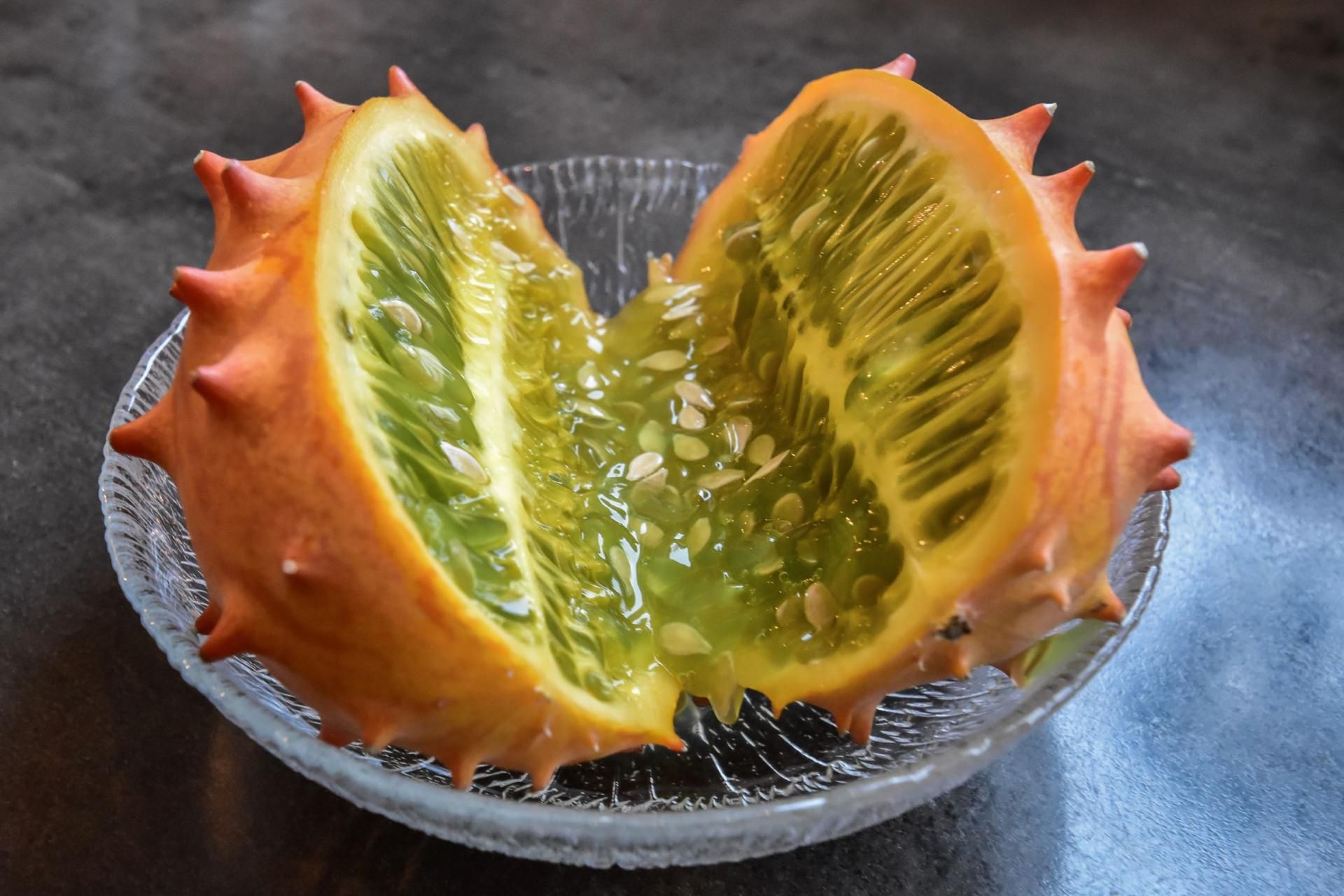 Dojrzałe kiwano ma intensywnie pomarańczową skórkę i lekko miękką powierzchnię w dotyku.