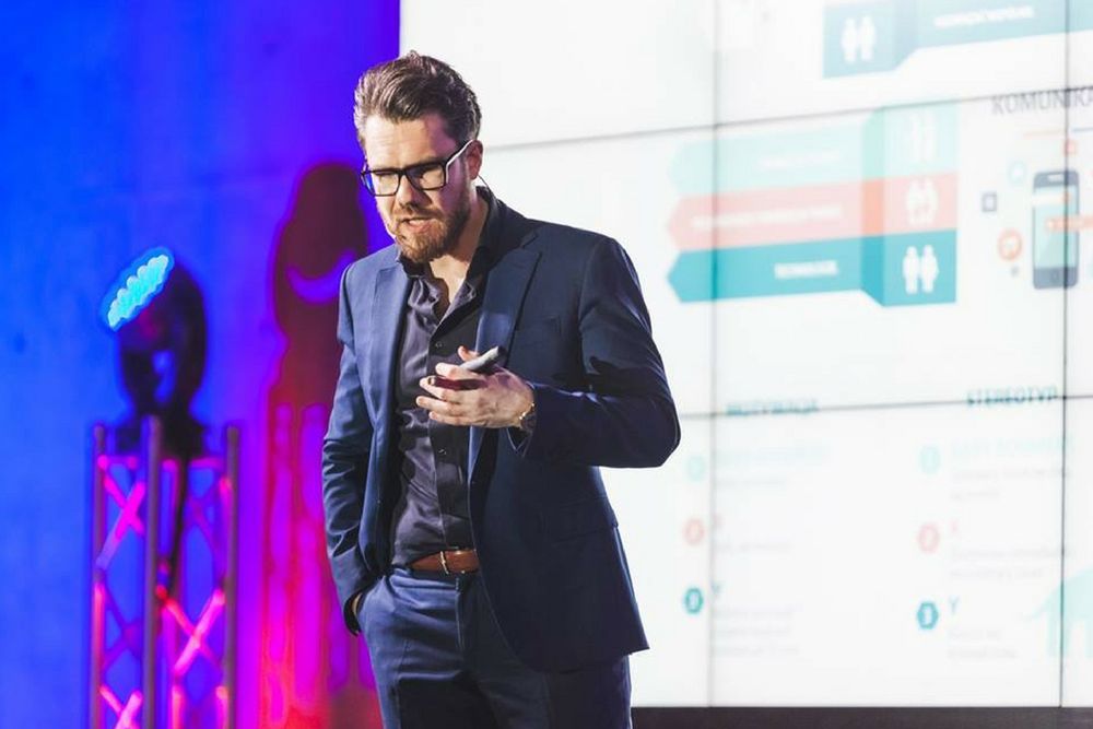 Mateusz Grzesiak: to, ile jemy, zależy od rozmiaru talerza i sztućców, pory dnia, towarzystwa i miejsca