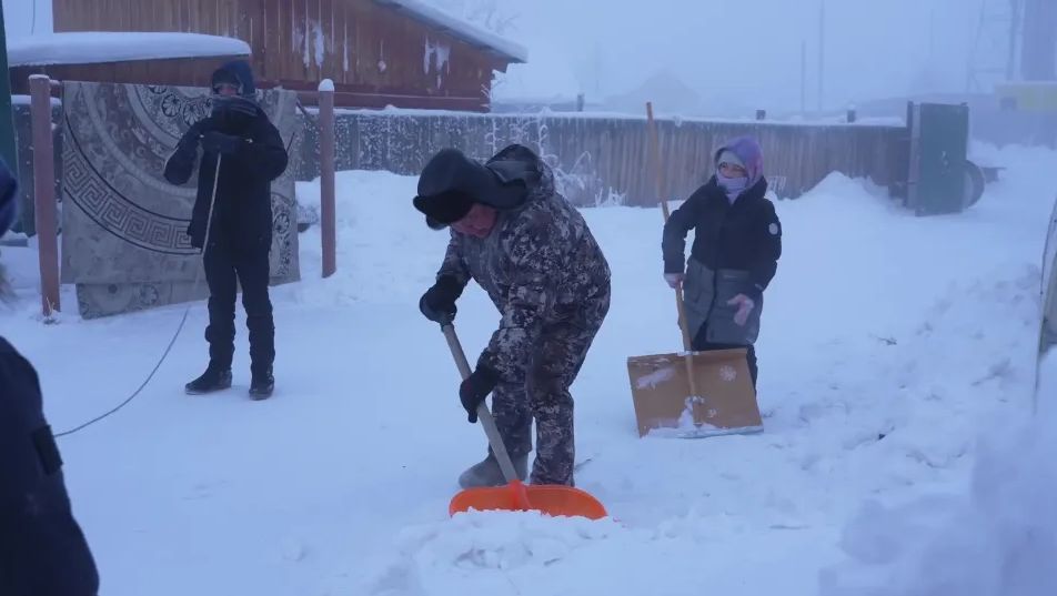 Dzieci chętnie pomagają w codziennych obowiązkach