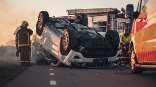Dwa poważne wypadki w Lisiej Górze. Duża liczba poszkodowanych. Zablokowane DK 73 i DW 984