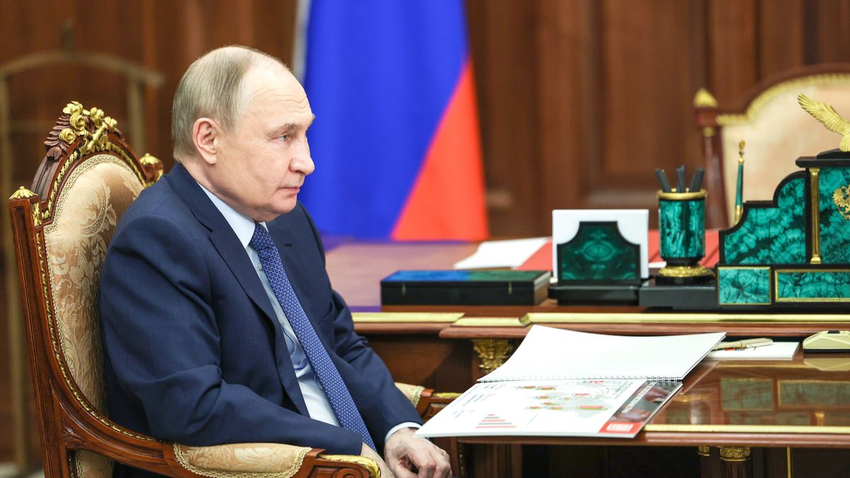 Russian President Vladimir Putin meets with President of the Russian Fertilizers Producers Association Andrey Guryev (unseen) at the Kremlin in Moscow, Russia, 17 July 2025. EPA/MKHAIL METZEL / SPUTNIK / KREMLIN POOL MANDATORY CREDIT Dostawca: PAP/EPA.