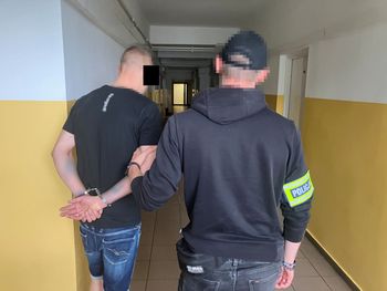Brawurowa ucieczka po Toruniu. Wyskoczył z auta i wyrzucił zawiniątko
