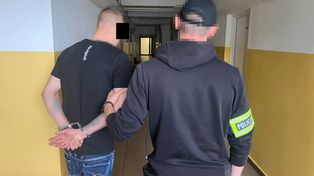 Brawurowa ucieczka po Toruniu. Wyskoczył z auta i wyrzucił zawiniątko