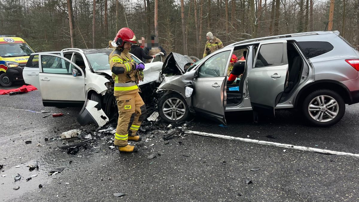 Czołowe zderzenie dwóch samochodów.