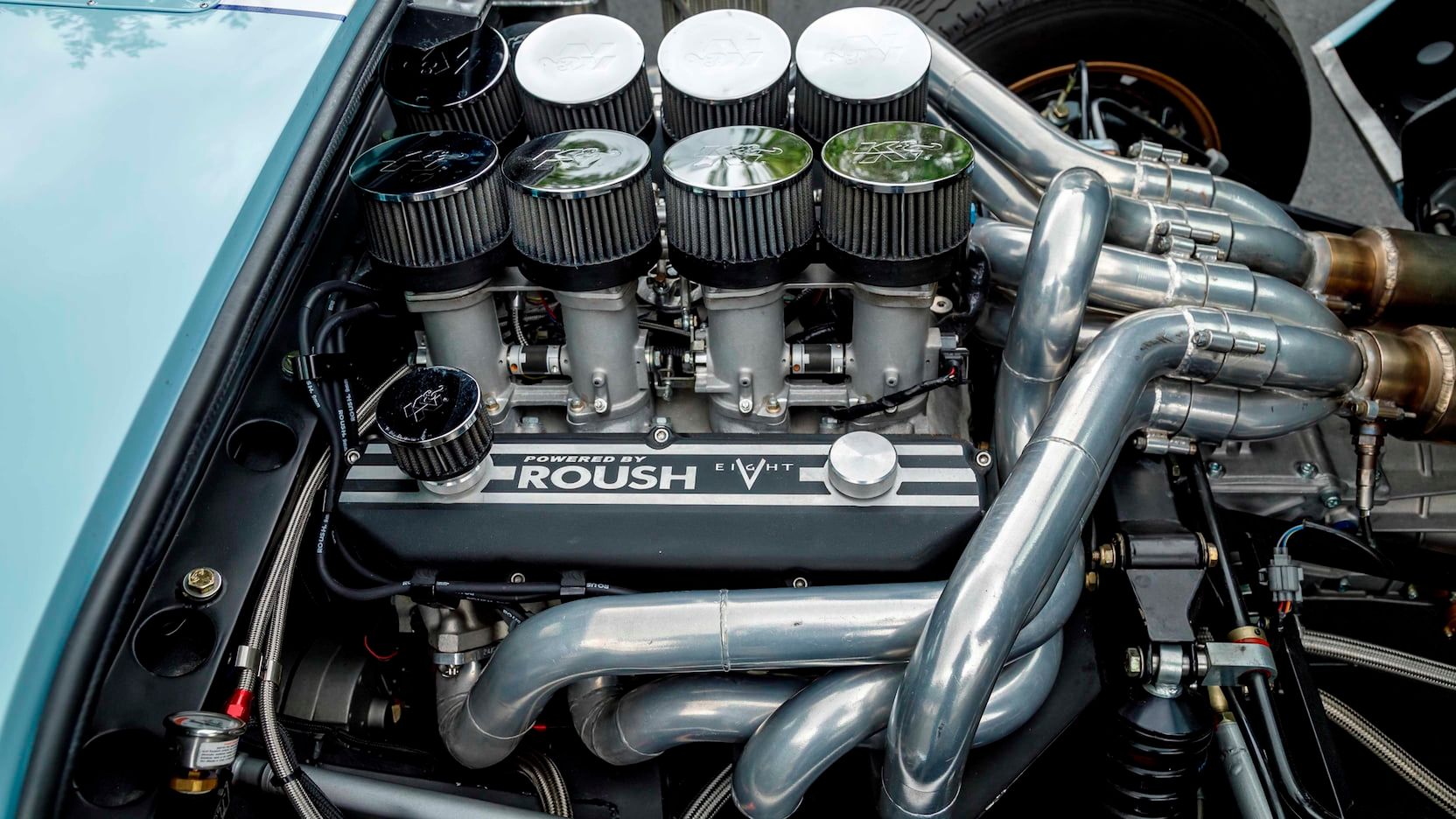 8,4-litrowe V8 nie tylko dokładnie penetruje uszy, ale także dostarcza solidną dawkę szaleństwa