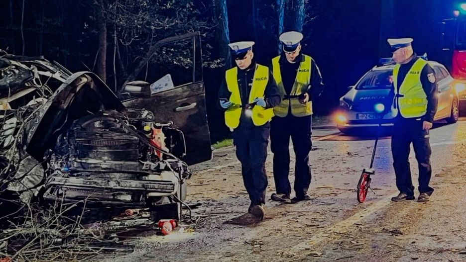 Range Rover z ogromną prędkością uderzył w drzewo