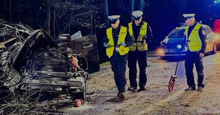 Range Rover z ogromną prędkością uderzył w drzewo. Jedna osoba nie żyje