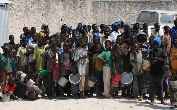 Kolejka po żywność w Mogadiszu, Somalia (Fot. Flickr/DFID - UK Department for International Development/Lic. CC BY 2.0)
