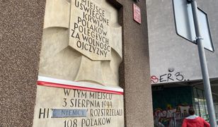 Warszawa. Dewastacja pamiątkowych tablic. Ktoś zakleja jedno słowo