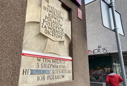 Warszawa. Dewastacja pamiątkowych tablic. Ktoś zakleja jedno słowo