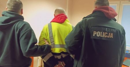 Szybka reakcja policjantów zapobiegła rozprzestrzenieniu się ognia