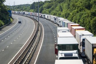 Brytyjscy turyści zakorkują Dover? Może to utrudnić handel w Europie