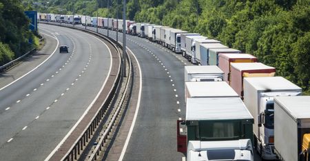 Brytyjscy turyści zakorkują Dover? Może to utrudnić handel w Europie