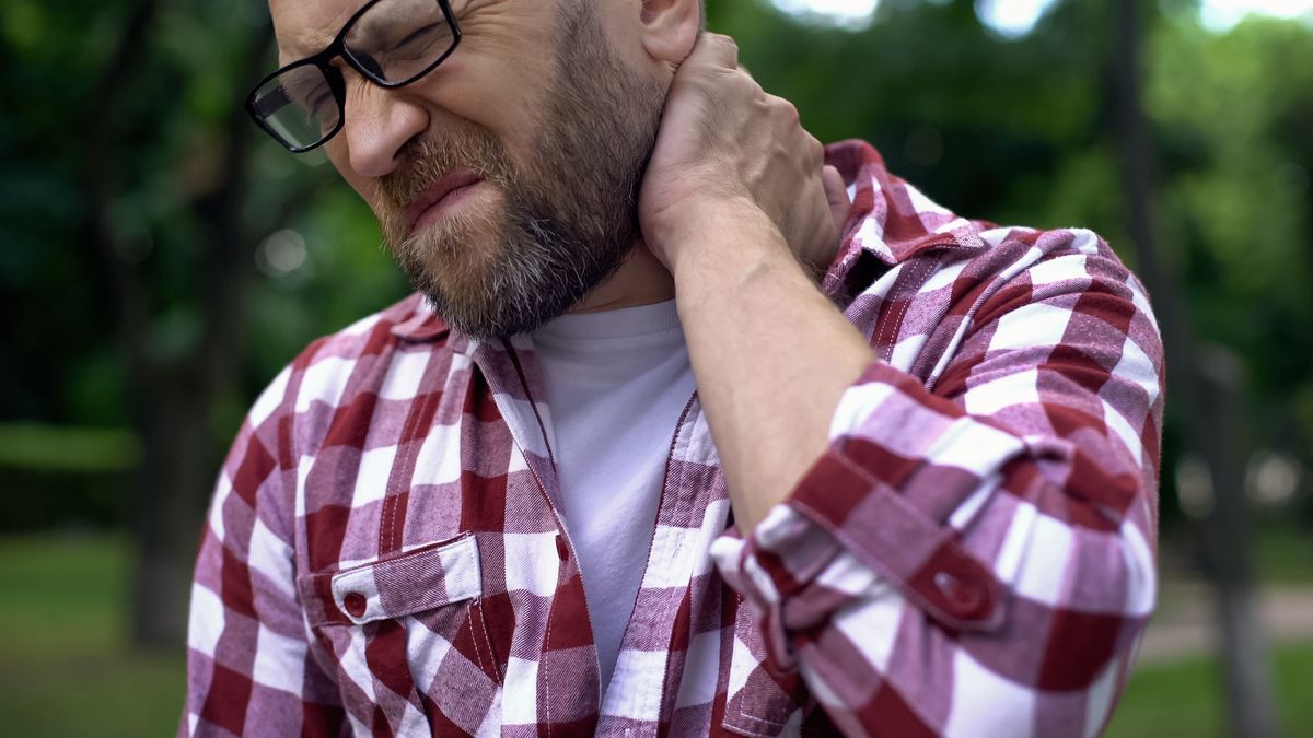 Zesztywniały i bolący kark może być objawem boreliozy