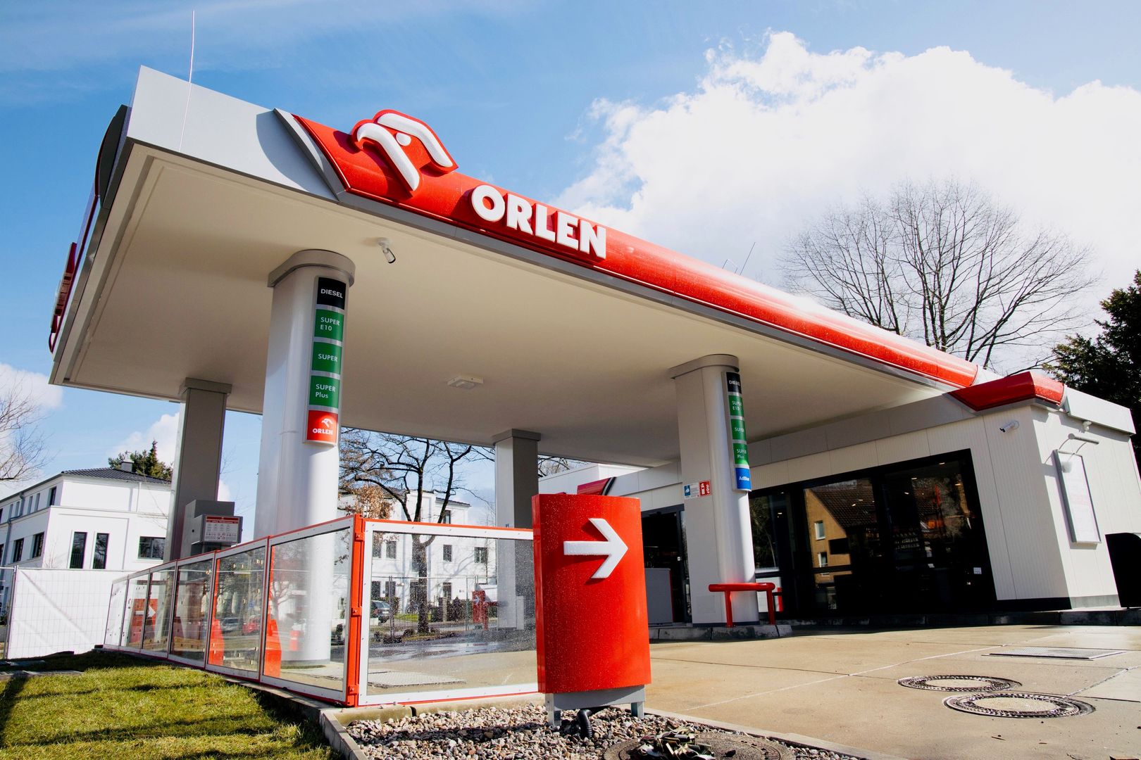 Stacja Orlen w Hamburgu. Kasjer może liczyć na ponad 8 tys. zł pensji
