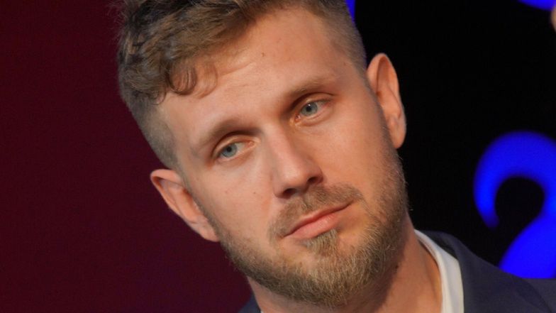 Zasmucony Antek Królikowski potwierdza, że ma KORONAWIRUSA i przeprasza za rozgardiasz na głowie: "Sorry, że taki nieuczesany" (FOTO)