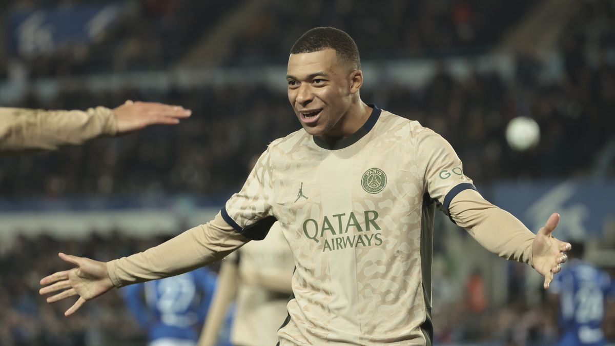 STRASBOURG, FRANCE - FEBRUARY 2: Kylian Mbappe of PSG celebrates the goal of Marco Asensio during the Ligue 1 Uber Eats match between RC Strasbourg Alsace (RCSA) and Paris Saint-Germain (PSG) at Stade de la Meinau on February 2, 2024 in Strasbourg, France. (Photo by Jean Catuffe/Getty Images)