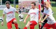 Celebryci grają z dziećmi w piłkę... (FOTO)