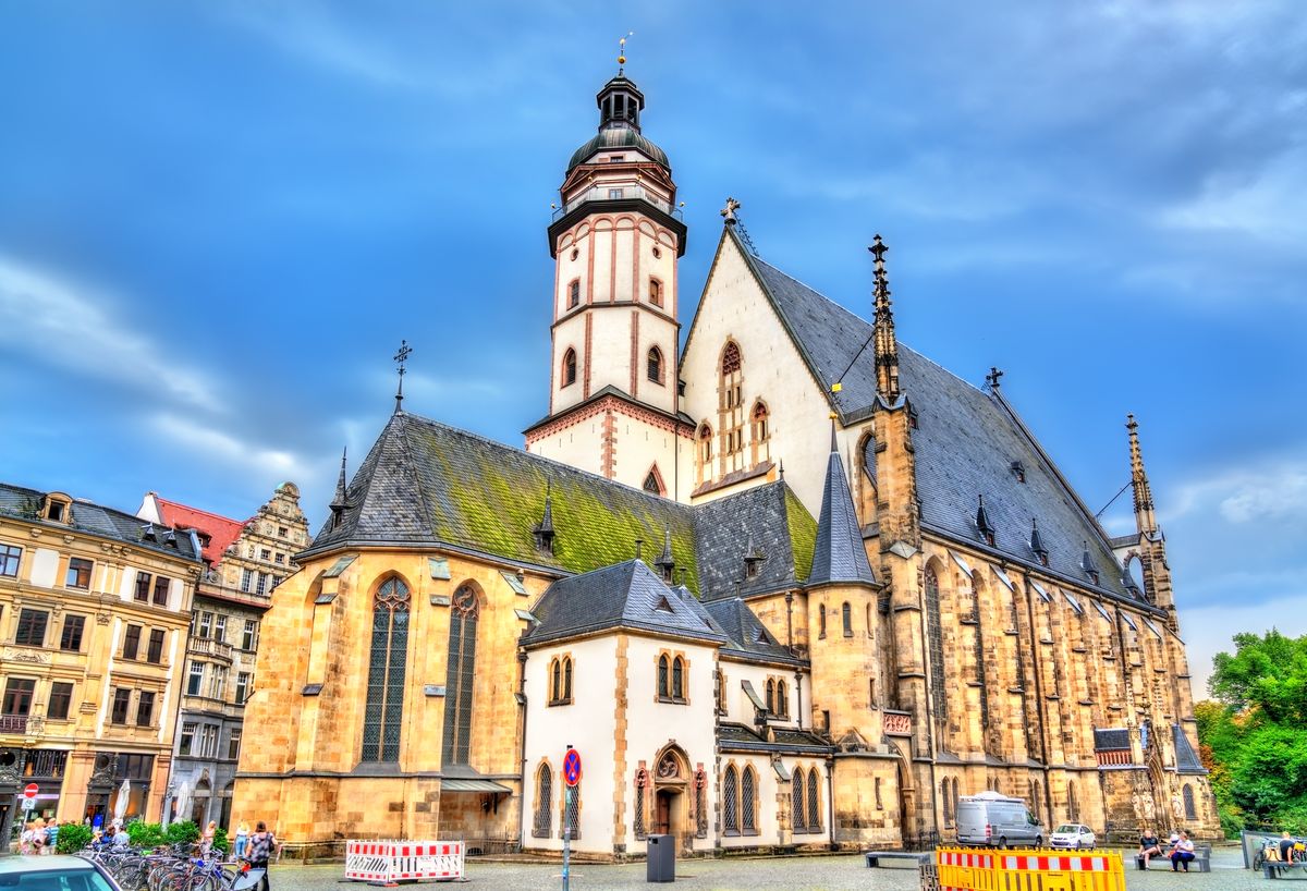 Stare Miasto w Lipsku zachwyca historycznymi budowlami. Na zdjęciu kościół św. Tomasza