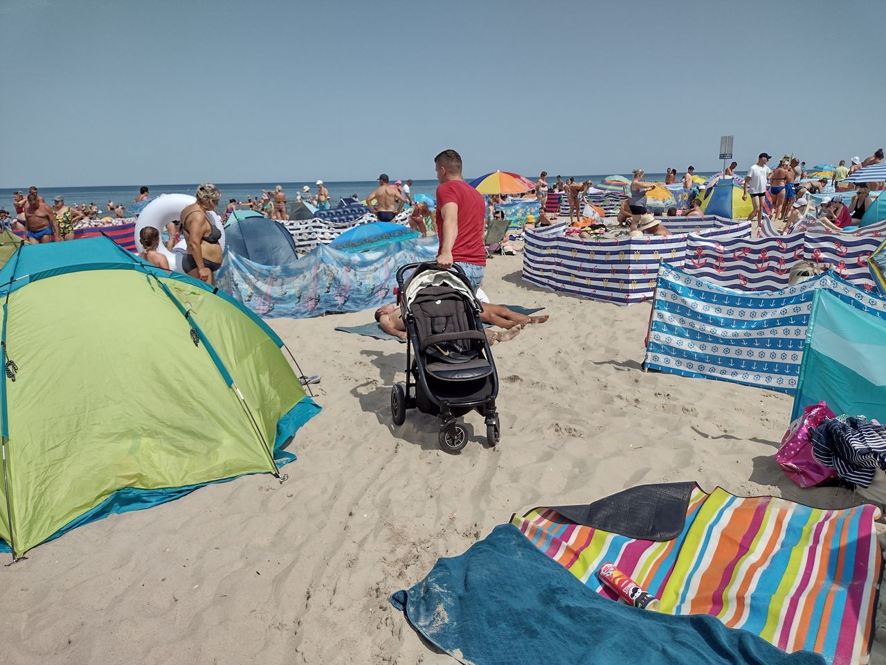 Tłumy na plaży w Stegnie. W upalne dni trudno dojść do morza między parawanami