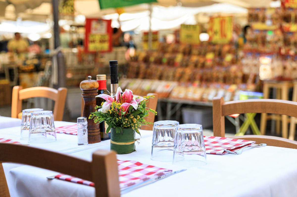 Restauracyjna oszust został złapany na gorącym uczynku 