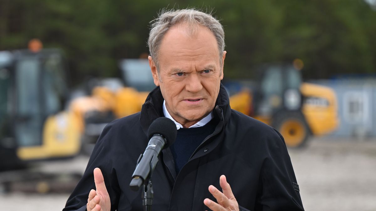 Biebrowo, 15.10.2025. Premier RP Donald Tusk podczas wizyty na miejscu planowanej budowy pierwszej polskiej elektrowni jądrowej Lubiatowo ? Kopalino w Biebrowie (woj. pomorskie), 15 bm. (mr) PAP/Adam Warżawa