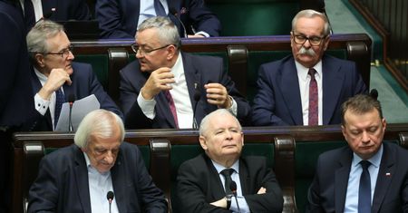 PiS konsekwentnie zmienia debatę o UE w karykaturę [OPINIA]