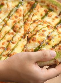 Pizza Hut serwuje pizzę z matchą. Mmmm... ser i glony
