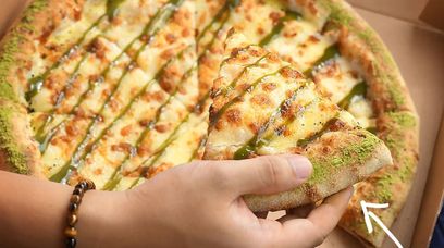Pizza Hut serwuje pizzę z matchą. Mmmm... ser i glony