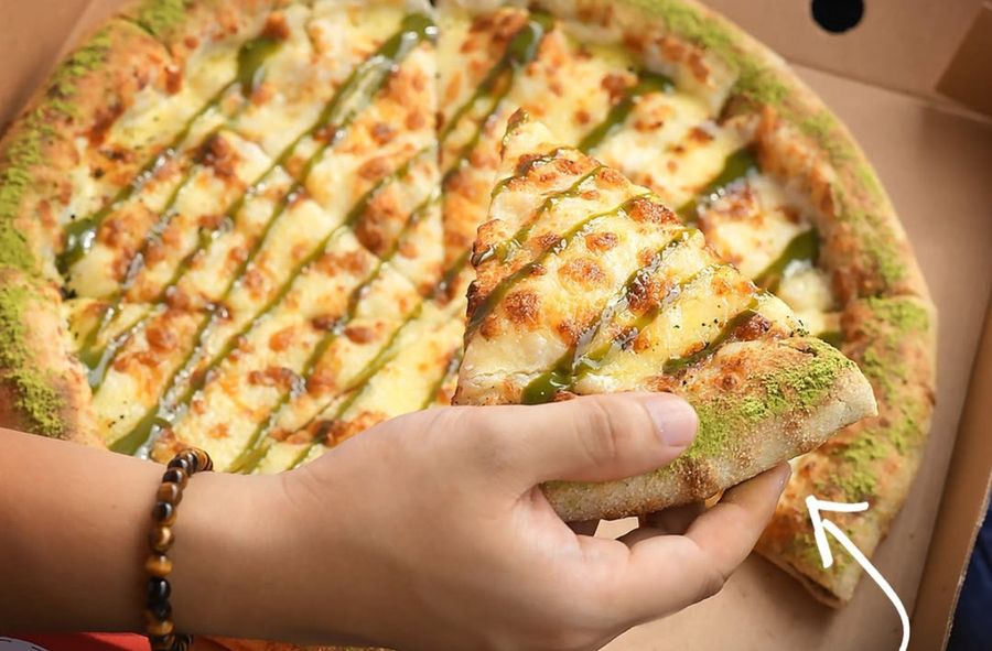 Pizza Hut serwuje pizzę z matchą. Mmmm... ser i glony