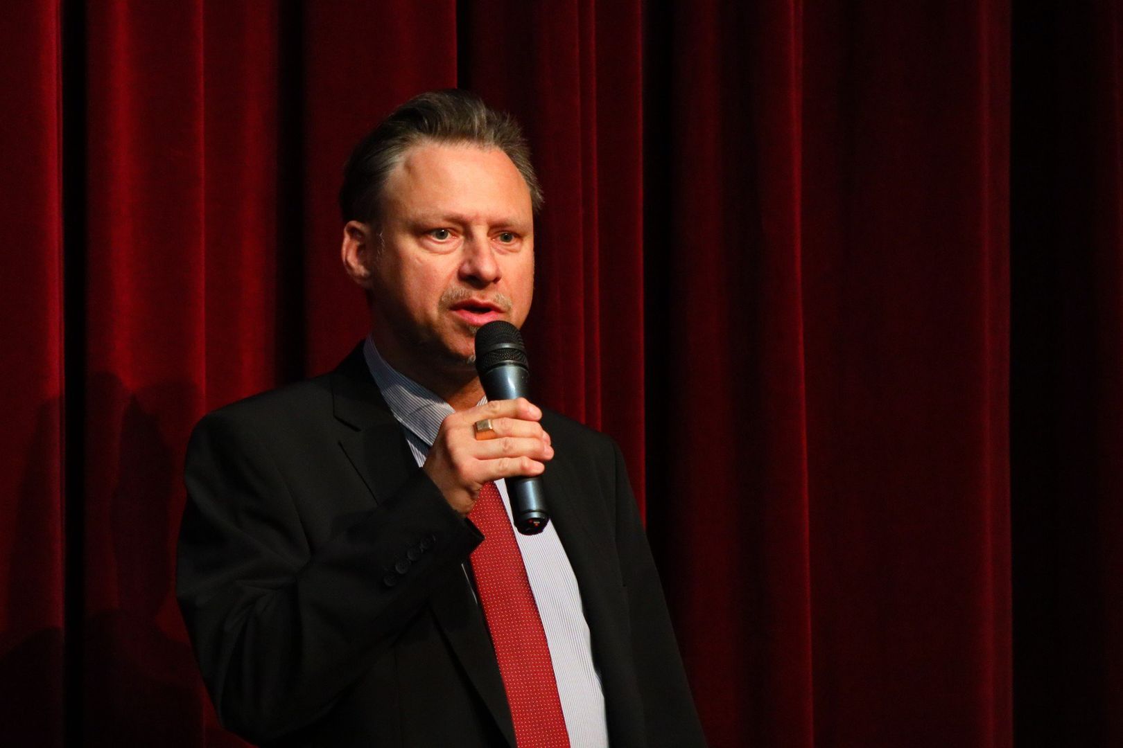 Wicedyrektor Wojewódzkiego Domu Kultury Tomasz Bracichowicz zaznaczył ponadczasowość &#34;Zemsty&#34; Aleksandra Fredry