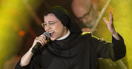 Zrzuciła habit po 15 latach. Znana zakonnica jest dziś nie do poznania